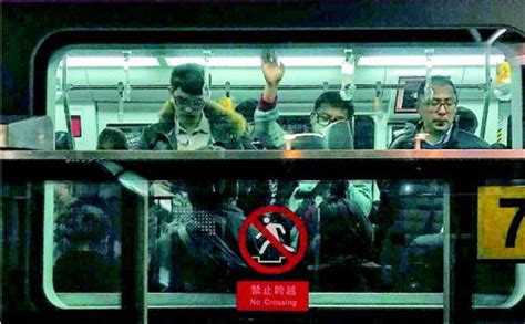 世界读书日：在北京地铁上，你读书的样子像极了青春