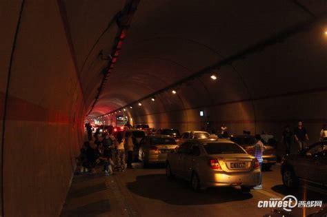 十一包茂高速西康段大堵车 车辆被堵隧道2小时【10】--陕西频道--人民网