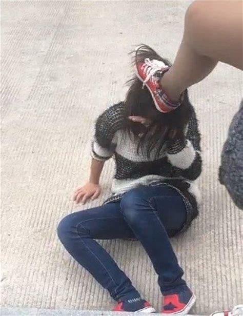 校园又暴力 高中女生被扒衣殴打视频上传网络_新浪河北教育_新浪河北