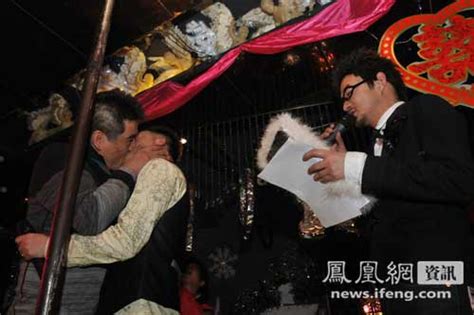 成都两同志公开结婚 甜蜜时刻的沉重幸福（组图）_资讯_凤凰网