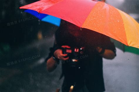 男人独自撑伞淋雨jpg图片免费下载_编号r18ghedgv_图精灵
