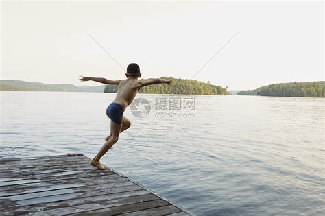 男孩从码头跳入湖中高清图片下载-正版图片501846698-摄图网