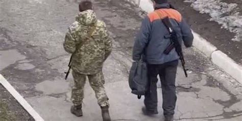 在乌中国留学生实拍乌克兰现状：乌克兰军队当街给民众发武器(含视频)_手机新浪网