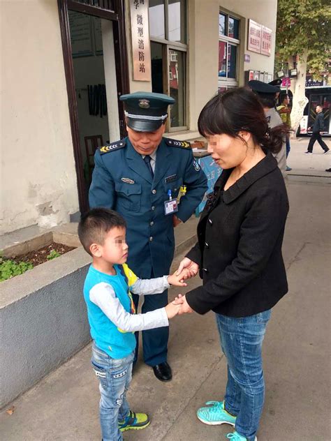 西站民警帮助走失儿童找到亲人_新闻中心_新浪网