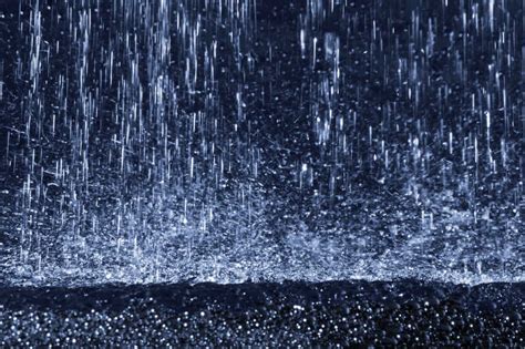 下雨天玻璃上的雨滴图高清摄影大图-千库网