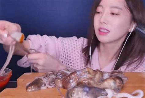 娱乐 _ 韩国恐怖片女星直播生吃八爪鱼，专家：当心触角吸附喉咙导致窒息！