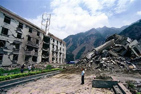 当年汶川大地震那些震撼人心的照片，每看一次心痛不已！-搜狐大视野-搜狐新闻