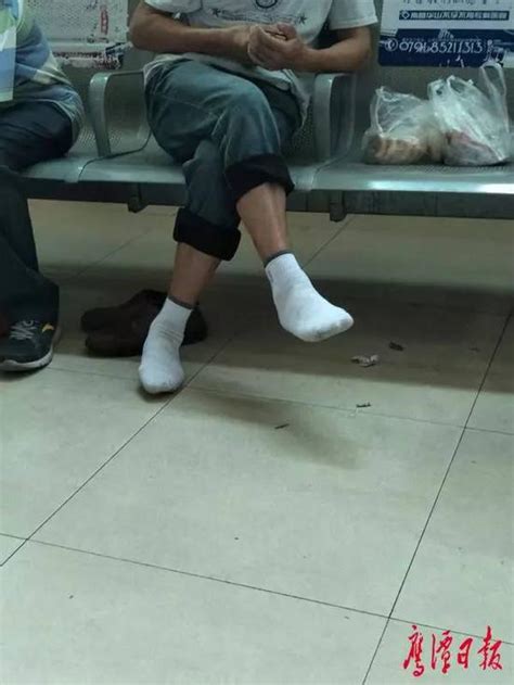 鹰潭火车站候车室不文明现象多 脱鞋子、嗑瓜子…_手机新浪网