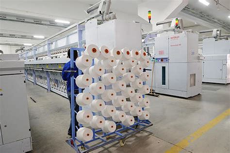 现代纺织厂工人清点生产材料高清图片下载-正版图片501171057-摄图网