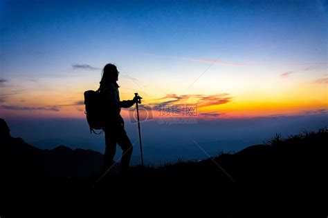 攀登者剪影图片-高山上登顶的攀登者剪影素材-高清图片-摄影照片-寻图免费打包下载