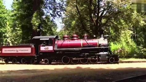 高清实拍蒸汽火车开动，声音很震撼