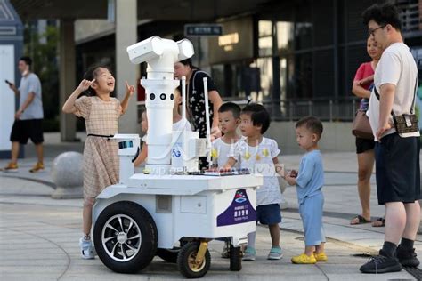 浙江舟山：5G警用机器人上岗 护航节假日安保-人民图片网