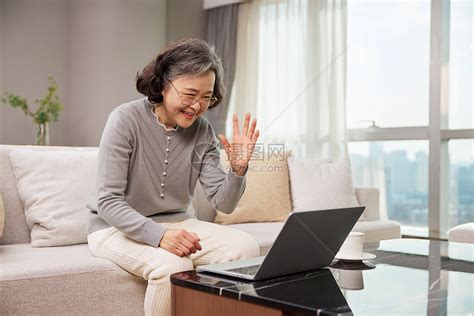 老人在家使用笔记本电脑视频通话高清图片下载-正版图片507701661-摄图网