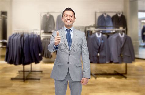 商业,人,男装,销售服装快乐的微笑商人穿西装服装店的背景高清图片下载-正版图片300601843-摄图网