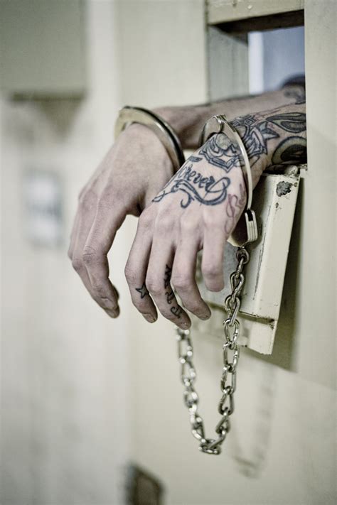 牢中新来的18岁女囚犯，腿上拖着重脚链，看着太可怜了！_腾讯视频
