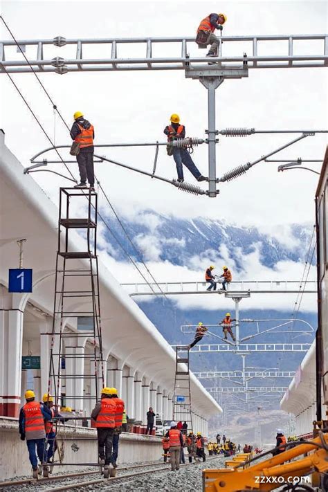 中铁电气化局集团技术工人在林芝站进行接触网精调作业。|ZZXXO