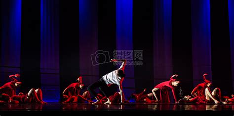 男性舞者在红裙舞者领舞高清图片下载-正版图片500194367-摄图网