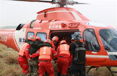 救出9个月大婴儿时，洪水一度淹到蓝天救援队队员脖子_新闻频道_中国青年网