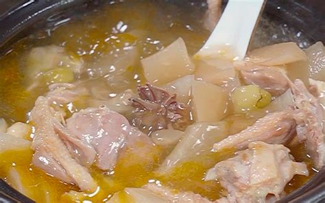 鸭子骨炖汤配什么好 鸭子炖汤和什么一起炖最有营养_知秀网