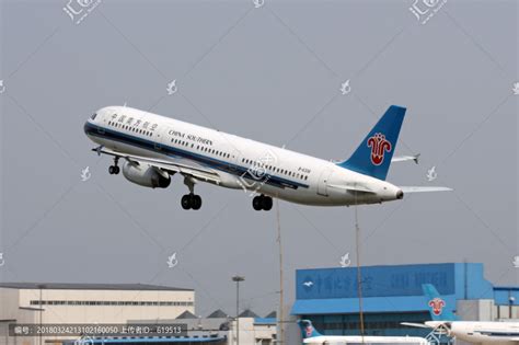 飞机降落,中国南方航空公司,科技,纪实摄影,摄影,汇图网www.huitu.com