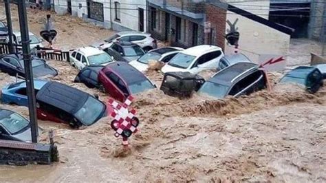 巴基斯坦暴雨引发洪水 民众蹚水过街