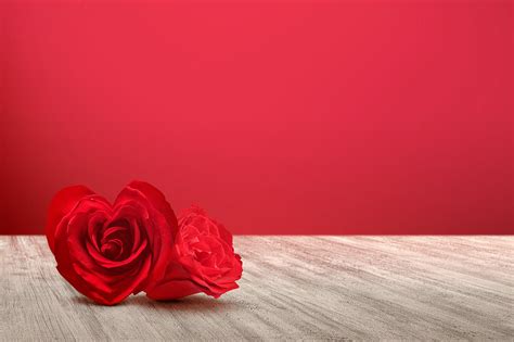 白木板上的浪漫桌布Valentine高清图片下载-正版图片504986992-摄图网
