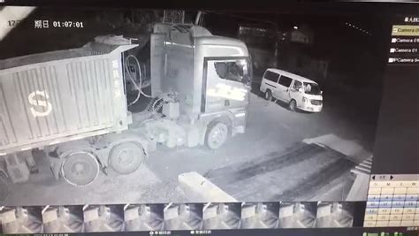凌晨，九江某工地上一男子正在“抽油”，当场被抓！_江西_柴油_挖掘机