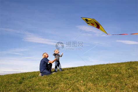 男孩和父亲放风筝高清图片下载-正版图片501447068-摄图网