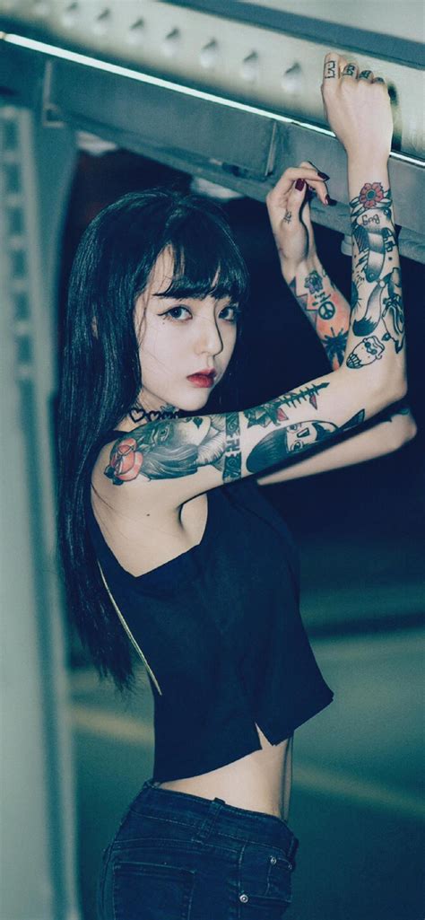 女生手臂精美时尚的黑灰玫瑰花纹身图案