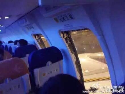 中国乘客侮辱空姐续 抵南京后拒下机索要说法