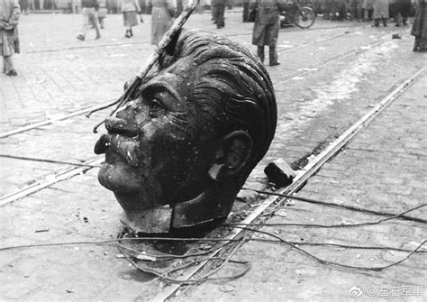 1956年匈牙利十月事件中，一座斯大林铜像在布达佩斯街头被砸毁|匈牙利|斯大林|布达佩斯_新浪新闻