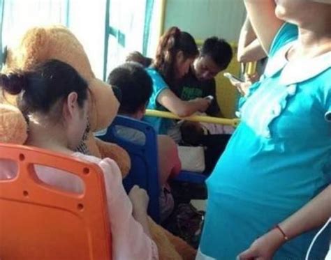 孕妇给老人让座反被嫌弃，掀开衣服与老人互怼，乘客都安静了