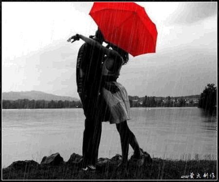情侣雨中漫步背影图片 两个人雨中漫步背影图片(3)_配图网