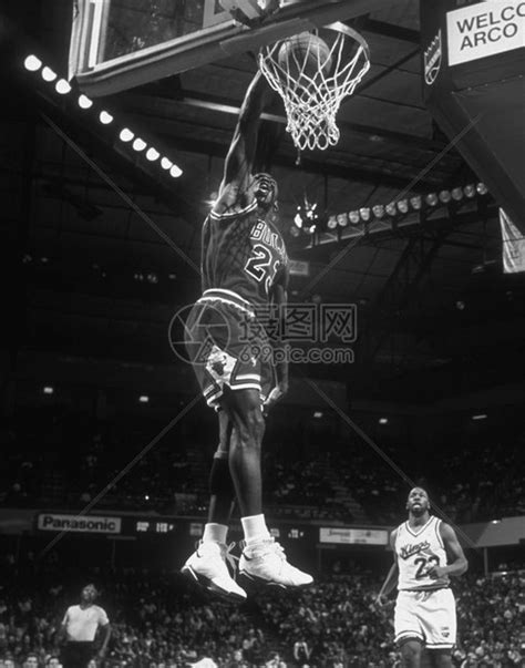 来自芝加哥公牛队的迈克尔乔丹名人堂球员在常规NBA比赛中的比赛动作迈克尔乔丹是前职业篮球运动员在退役之前高清图片下载-正版图片 ...