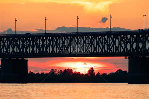 日落时在阿穆尔河上桥俄罗斯高清图片下载-正版图片506161143-摄图网