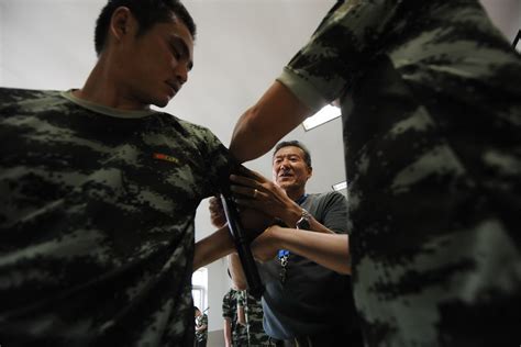 记者探秘北京保镖训练营 魔鬼训练打造合格护卫--图片频道--人民网