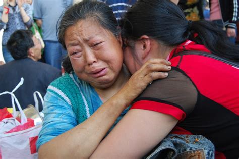 泪奔！回顾汶川地震的8个感人瞬间，亲人在废墟上无助哭喊