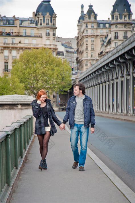 巴黎埃菲尔铁塔附近的一对情侣-包图企业站