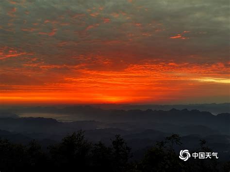 湖南龙山：一轮红日山间升起 映红天空美如画卷-图片频道