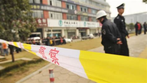 江西宜春一男子当街用柴刀砍死1人，警方通报_凤凰网