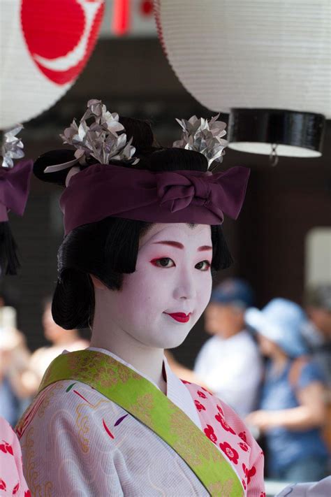 撑伞行走的日本女人图片-日本和服女人撑着伞在街上行走素材 ...