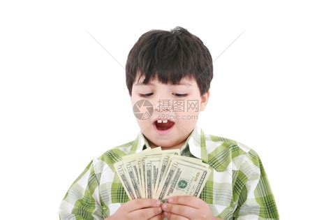 美元一个微笑的小男孩正在数钱白色背景上看人们高清图片下载-正版图片307769892-摄图网