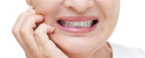 70多岁的亚洲老年妇女手拿假牙用于修复缺失的牙齿并帮助咀嚼的假牙老年人咀高清图片下载-正版图片506153893-摄图网