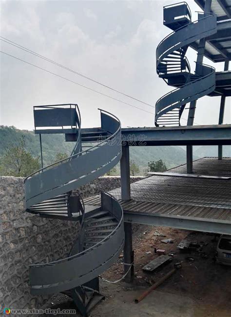 多段式钢结构板式弧形楼梯_西安七彩龙装饰工程有限公司