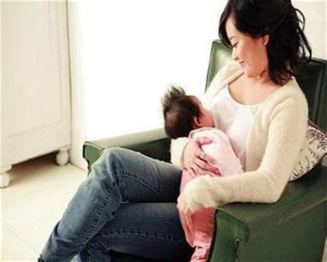 母乳喂养的正确姿势和方法-育婴中国