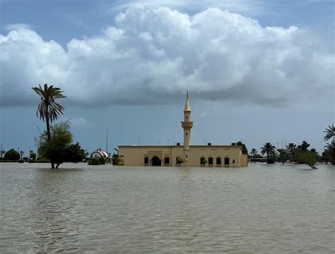 阿联酋遭遇洪水 汽车被水淹没