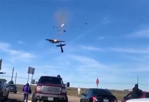 美国两架波音客机在机场相撞：一架满载乘客，机翼都断了_腾讯视频