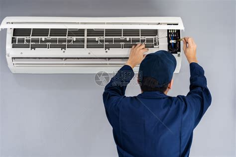 在室内修理空调机的电动配有螺丝起子机高清图片下载-正版图片307069595-摄图网