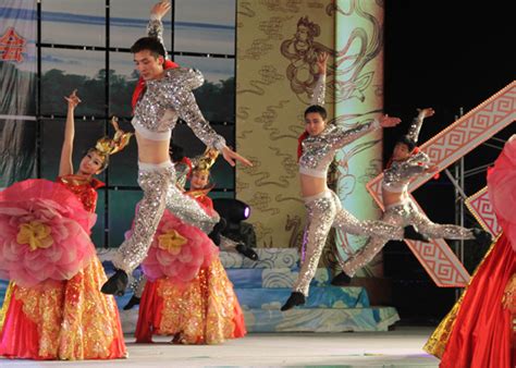 歙县：农民赛舞迎新春---中国文明网