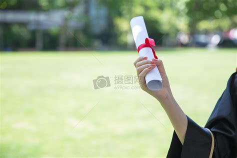 草地上手拿毕业证的毕业生高清图片下载-正版图片500389851-摄图网